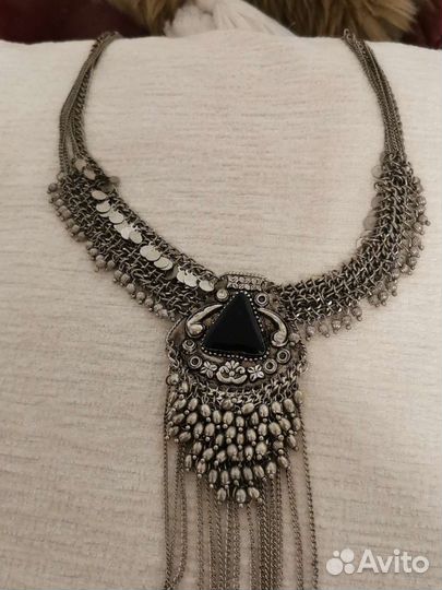 Вечернее колье с камнем