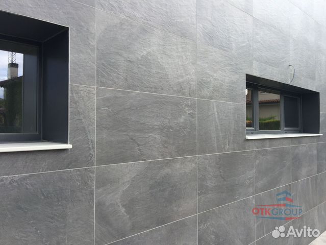 фасад частного дома из серого керамогранита