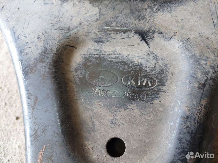 Левый передний нижний рычаг