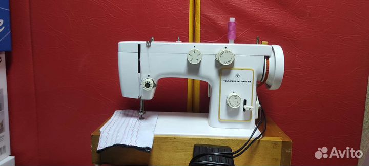 Швейная машина Чайка 142м
