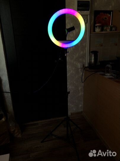 Лампа кольцевая со штативом цветная 33 см