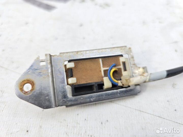 Кнопка открытия стекла багажника Toyota Highlander