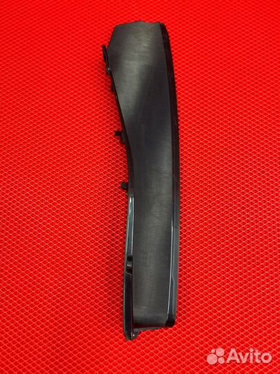 Накладка стоп сигнала правая Toyota Noah ZWR80G