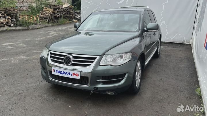 Усилитель переднего бампера Volkswagen Touareg (GP) 7L0807109E