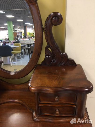Туалетный столик с зеркалом из массива