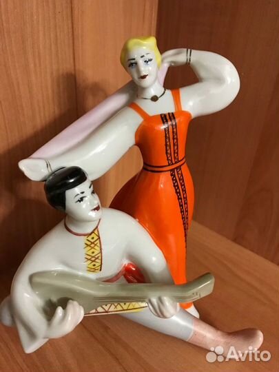 Фарфоровая статуэтка 