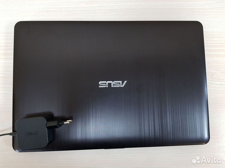 Ноутбук Asus на Core i3 7020U с MX110 2Gb