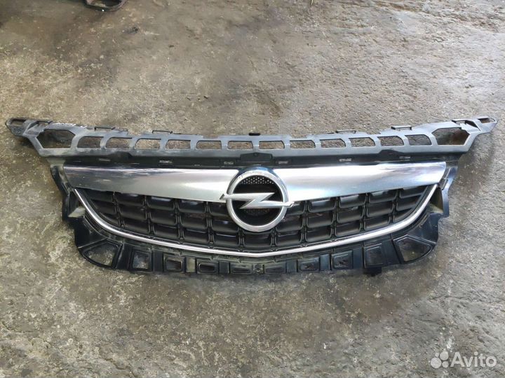 Решётка радиатора opel astra j