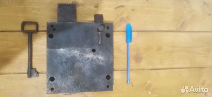 Замок дверной накладной