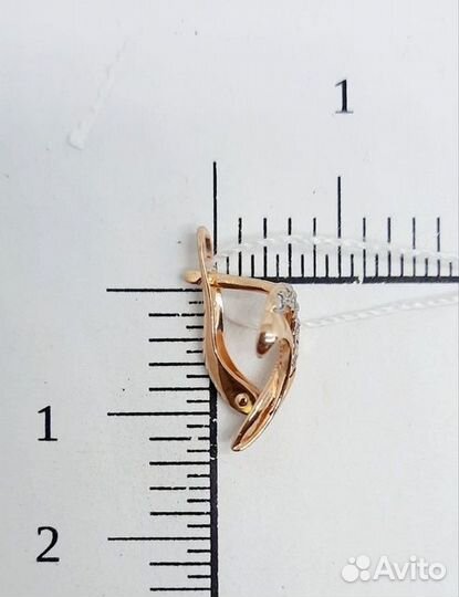 Золотые серьги с камнем