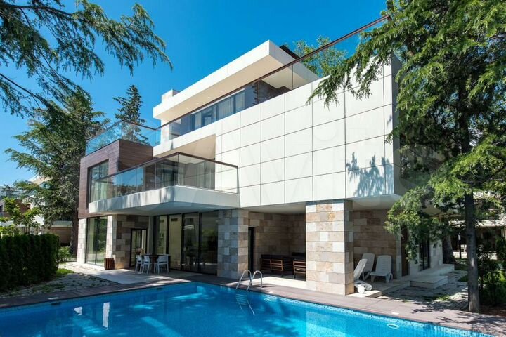 Коттедж 675 м² на участке 9 сот.