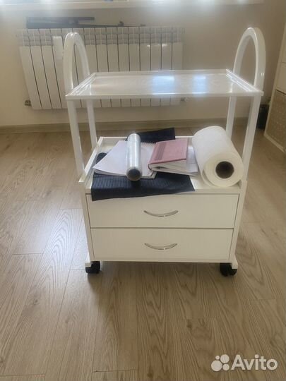 Медицинская тележка на колесиках