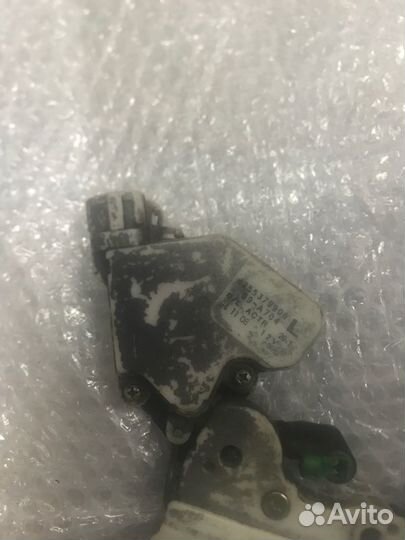 Замок двери задний левый Nissan Cefiro A32 VQ30DE