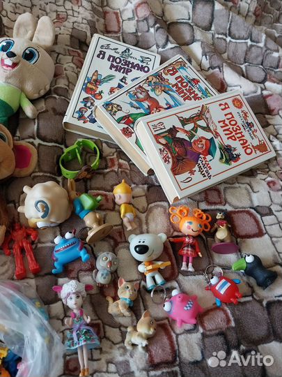 Пакетом игрушки мягкие, киндер и книги