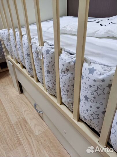 Детская кроватка с маятником и ящиком