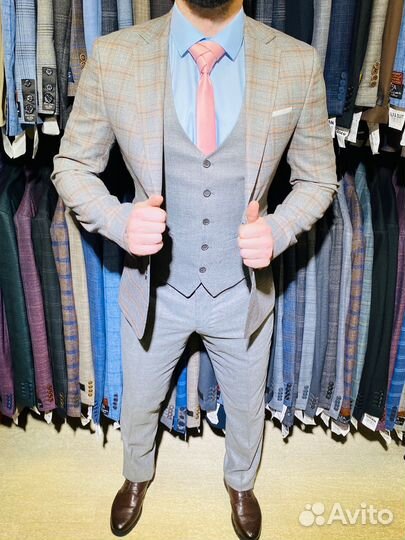 Мужской костюм серый тройка