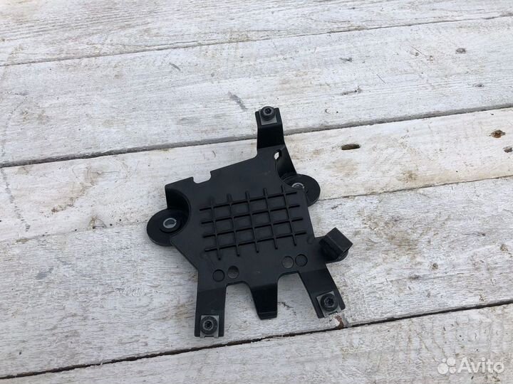 Volkswagen Touareg 10- Кронштейн блока управления