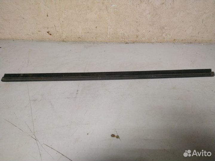 Уплотнитель стекла двери передний правый Renault