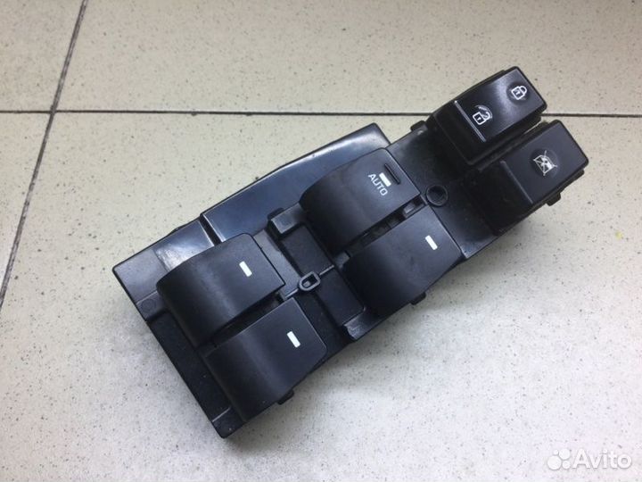 Блок управления стеклоподъемниками Hyundai Elantra