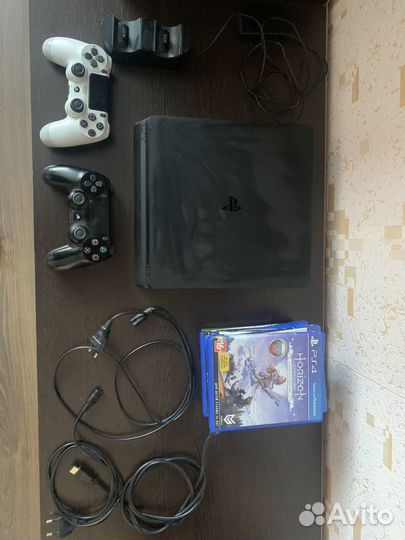 Игровая приставка ps4 slim с играми и 2 джостика