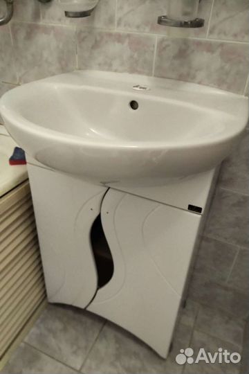 Раковина с тумбой и зеркало для ванной