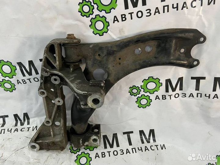 Рычаг передний правый нижний с кронштейном Volkswagen Golf GTI VI