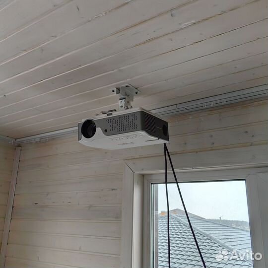 Проектор экран и крепление на стену