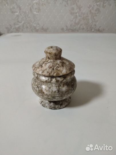 Шкатулка, ваза, подсвечник из натурального камня