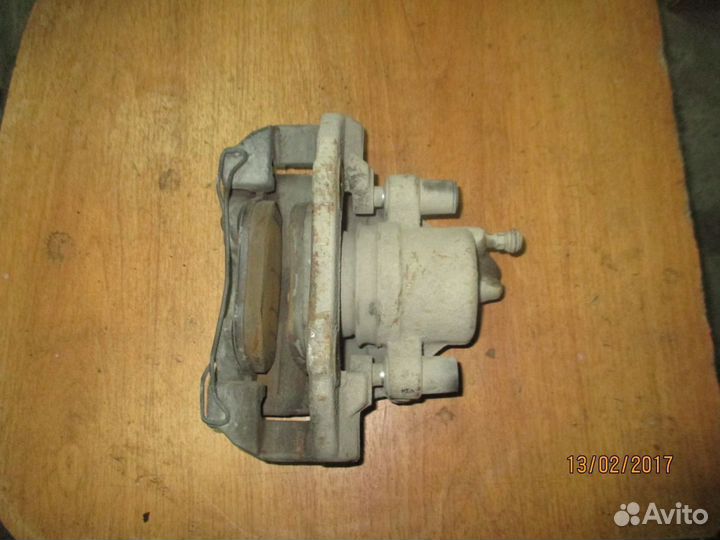 Суппорт передний левый 1682876 Ford Focus II