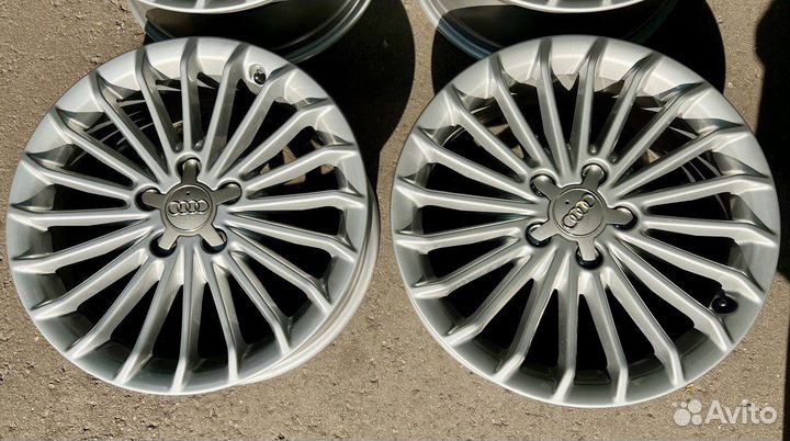 Комплект оригинальных дисков на Audi A4 B8