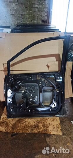 Дверь правая передняя Chrysler Town & Country 4