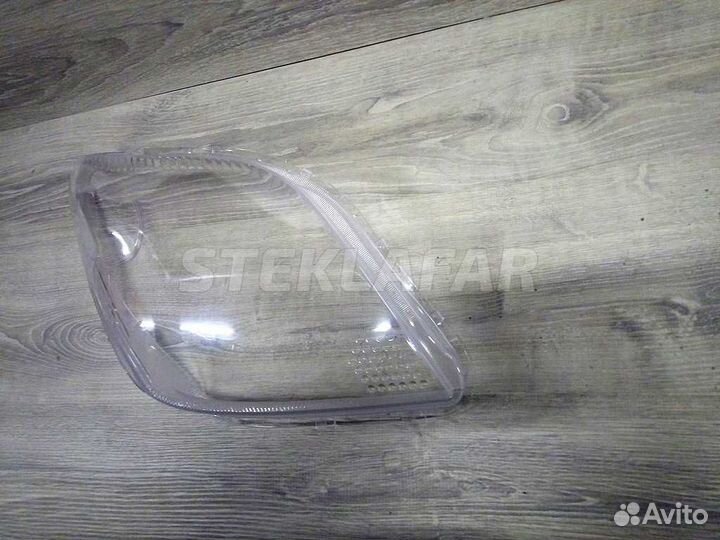 Стекло фары Toyota Ist P60 (2002-2005) дорестайли
