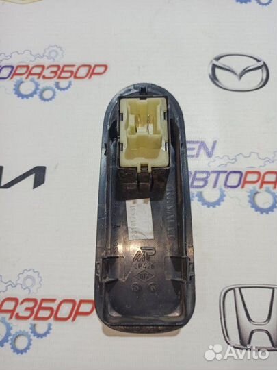 Кнопка стеклоподъемника передняя правая Nissan