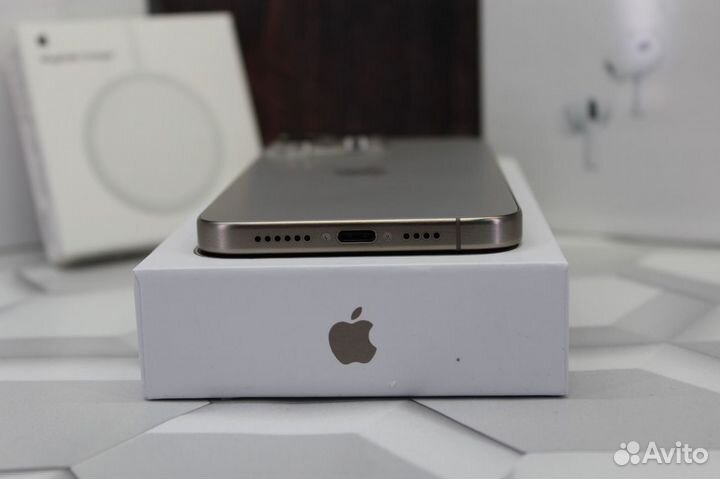 iPhone XR в корпусе 15 Pro Max Белый Титан 512гб