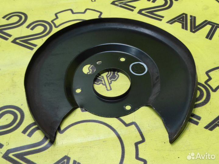 Щиток тормозного механизма задний правый Nissan