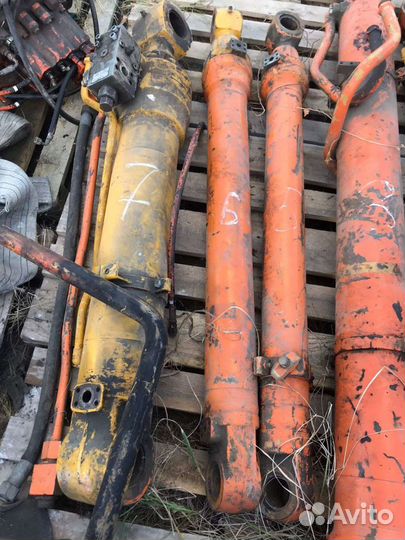 Гидроцилиндры от экскаватора Hitachi Хитачи