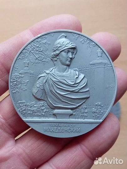 Настольная медаль