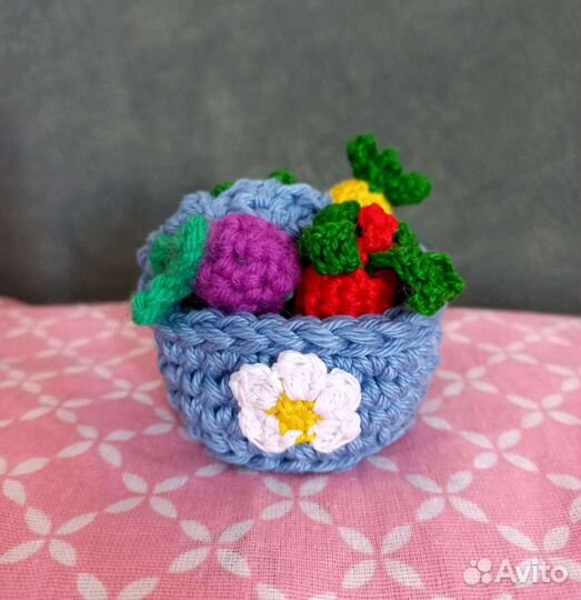Корзинка с ягодой вязаная амигуруми
