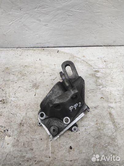 Кронштейн двигателя правый Ford Focus 2