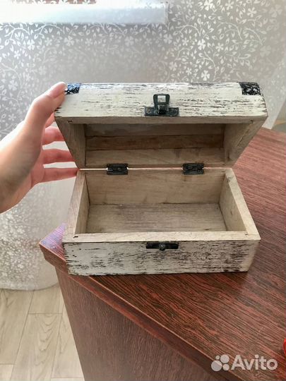 Деревянная шкатулка