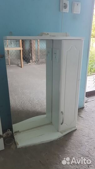 Зеркало со шкафчиком в ванную