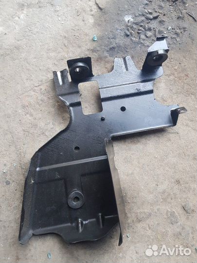 Крепление бачка гидроусилителя на Mercedes w220 w2