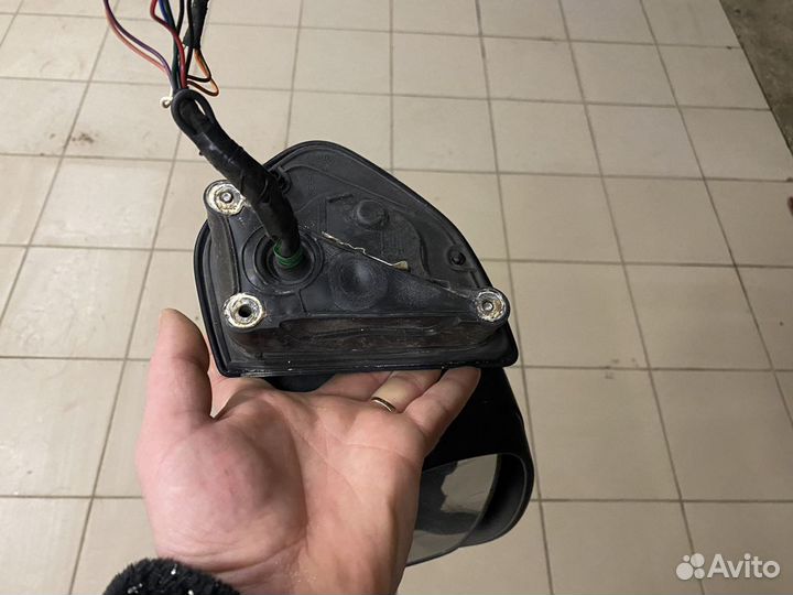 Боковое зеркало