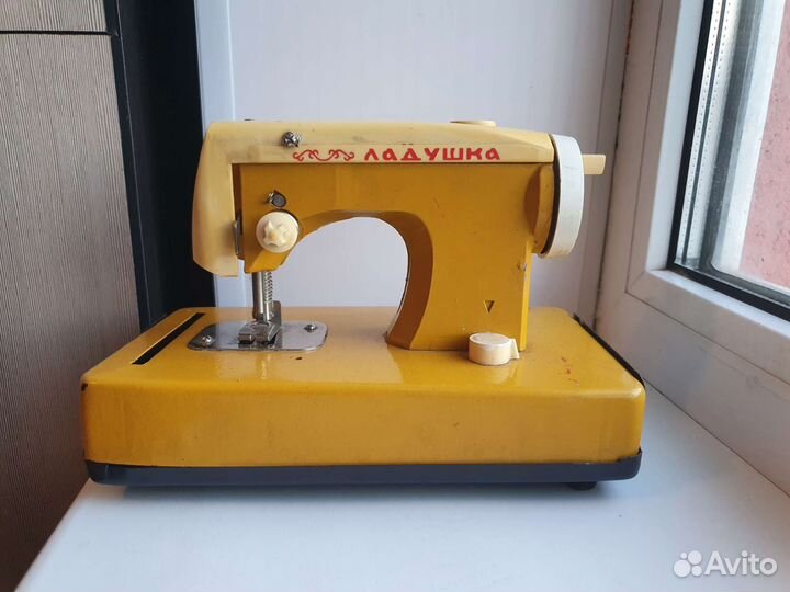 Игрушечная швейная машина СССР