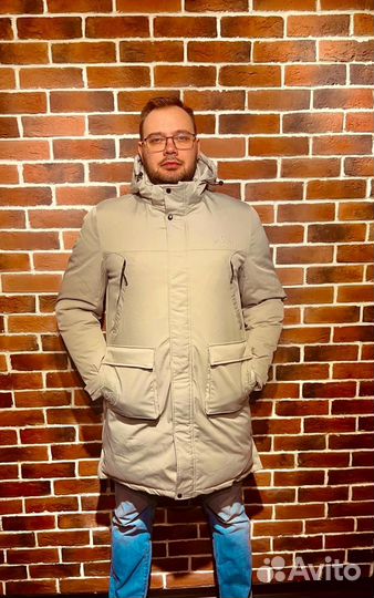 Зимний мужской пуховик бежевого цвета от Stone Island