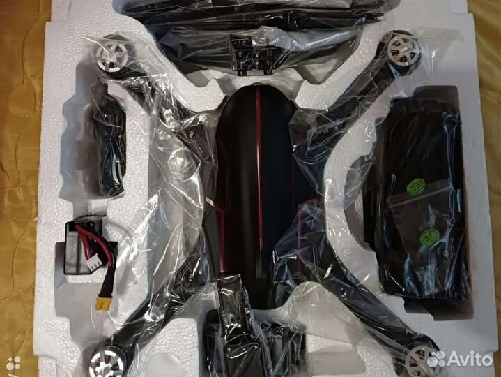 Новый квадрокоптер с б/к моторами камерой и допами