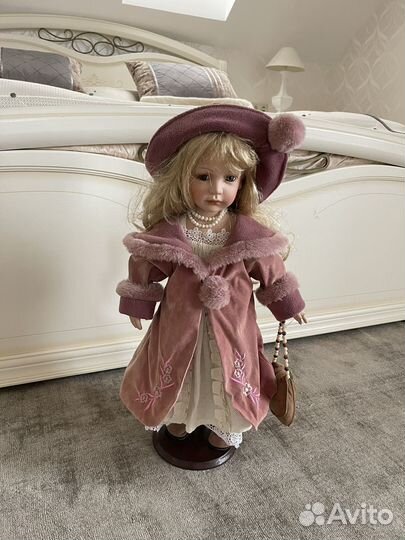 Кукла фарфоровая