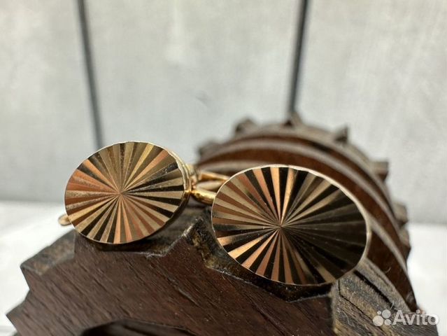 Золотые серьги 585 пробы массой 4.5 грамма