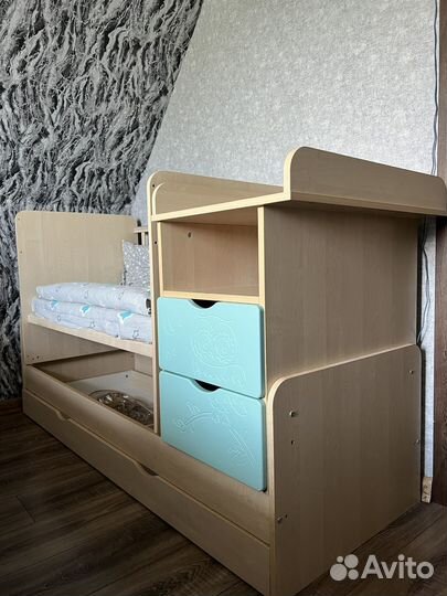 Детская кроватка с маятником