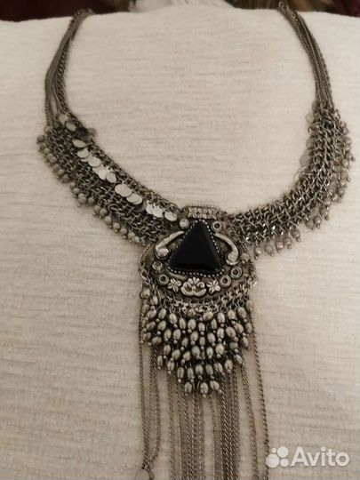 Вечернее колье с камнем